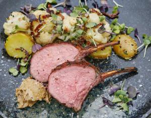 Chuletas de jabalí con mantequilla y naranja