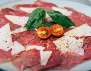 Carpaccio de jabalí con aceite de trufa